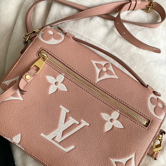 Louis Vuitton Handbags - Selling my Louis Vuitton purse!
